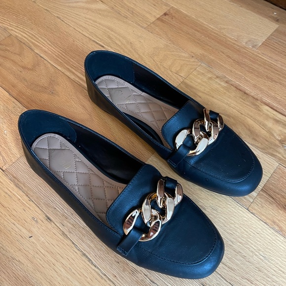 Shein Shoes | Shein Faux Leather Loafers with Gold Chain Detail- Size 10 | Color: Black | Size: 10 | Arielleguitar's Closet